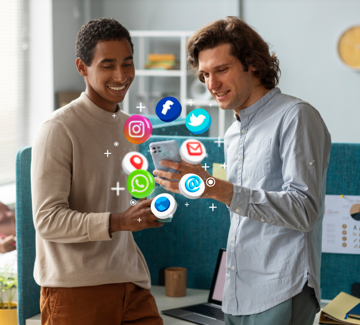 Duas pessoas olhando para um telefone, e mostra os ícones de vários canais de comunicação de forma integrada