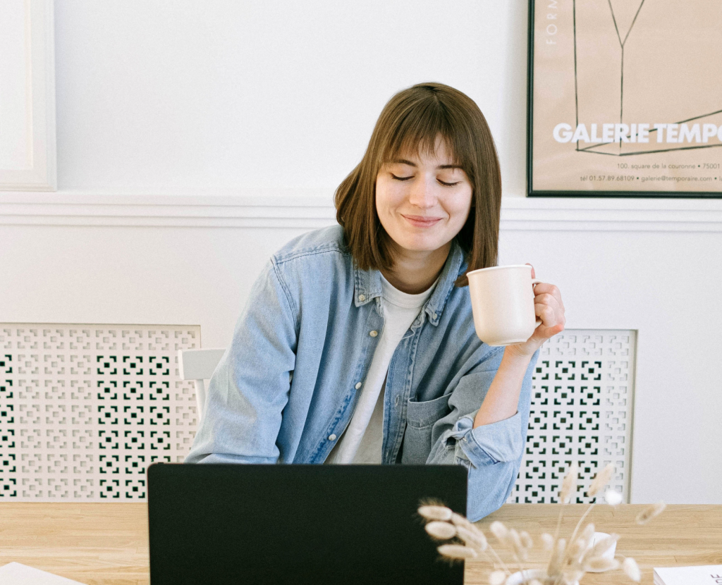 Uma pessoa feliz com a conexão moderna em tecnologia e telecomunicações