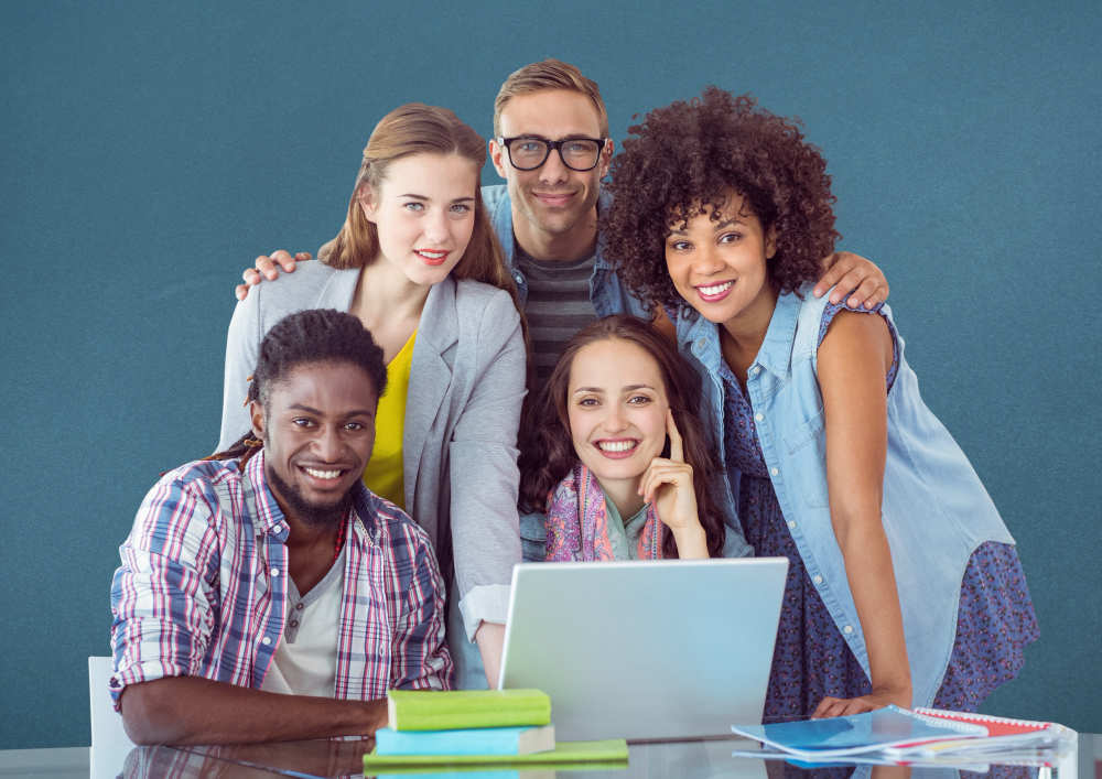 Cinco pessoas do setor de Educação sorrindo para a foto.