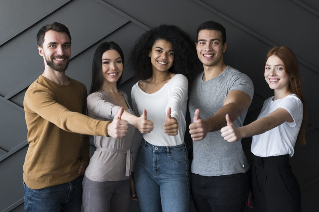 Imagem com várias pessoas simulando um grupo empresarial, cada pessoa representa um braço do grupo.