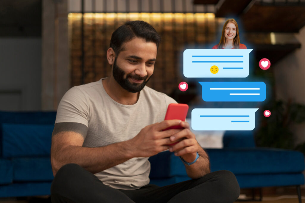Um homem conversando em seu celular, balão de mensagem na tela e uma mulher que simula com quem ele está conversando