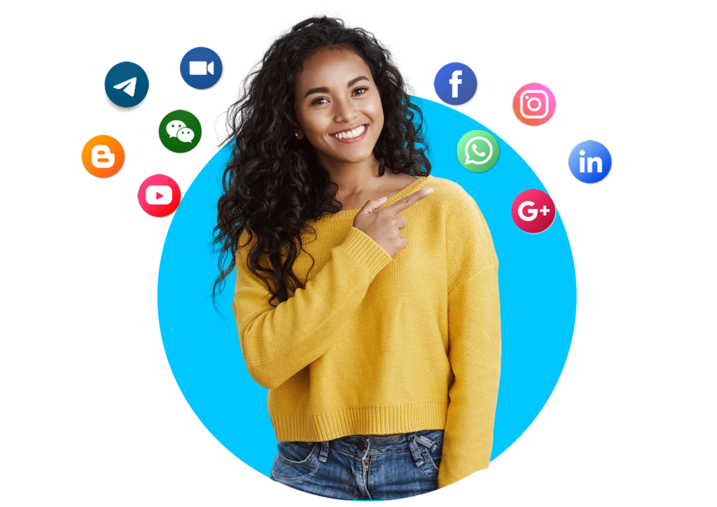 Uma mulher de cabelos cacheados, blusa amarela de manga longa apontando para diversos ícones de canais de comunicação, como whatsapp, facebook, instagram, email, vídeo e etc